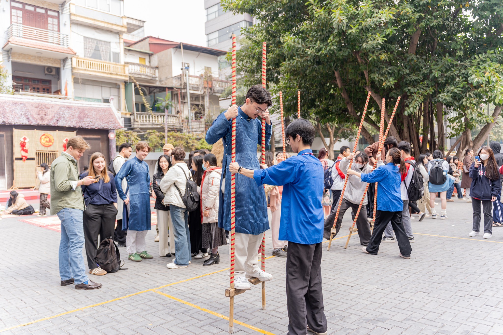 Chương trình sôi động với các trò chơi dân gian truyền thống. (Ảnh: Trường Đại học Ngoại thương)