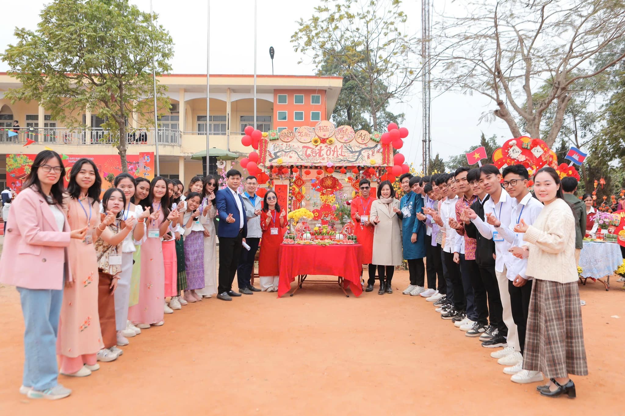 Chương trình tái hiện không khí Tết truyền thống ba miền Bắc - Trung - Nam với các trò chơi dân gian, hội chợ xuân, không gian Tết đặc trưng và những món ăn truyền thống từ khắp vùng miền. (Ảnh: Đoàn Trường Hữu nghị 80)