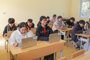 Học sinh vùng khó khăn tại Hòa Bình được tài trợ thiết bị giáo dục