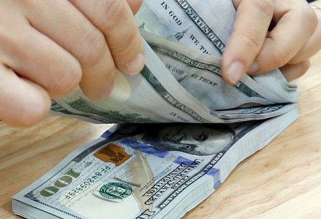 Giá USD ngân hàng "lao dốc", giá mua xuống dưới 25.000 VND/USD