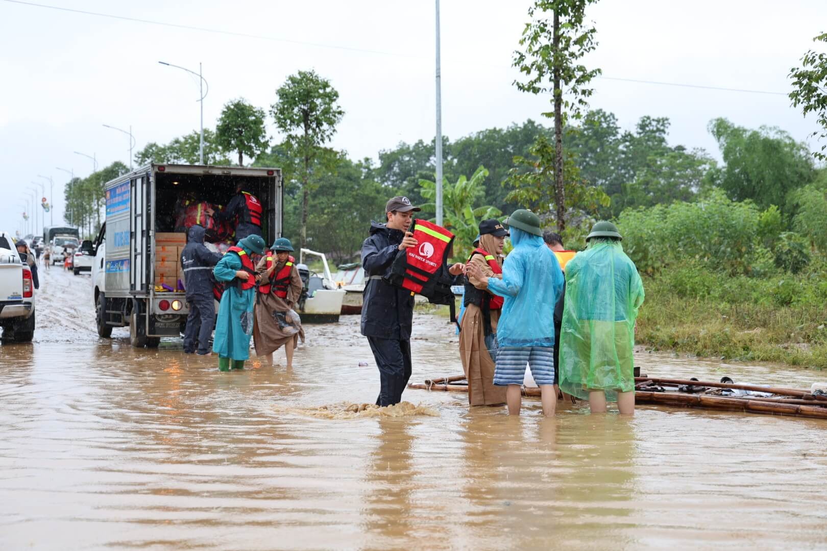 Ngày 18/9/2024, tổ chức Samaritan's Purse đưa chăn, đèn pin, bộ dụng cụ nhà bếp và nhiều hàng cứu trợ khác đến tỉnh Yên Bái, hỗ trợ người dân vượt qua giai đoạn khó khăn sau bão. (Ảnh: Samaritan's Purse)