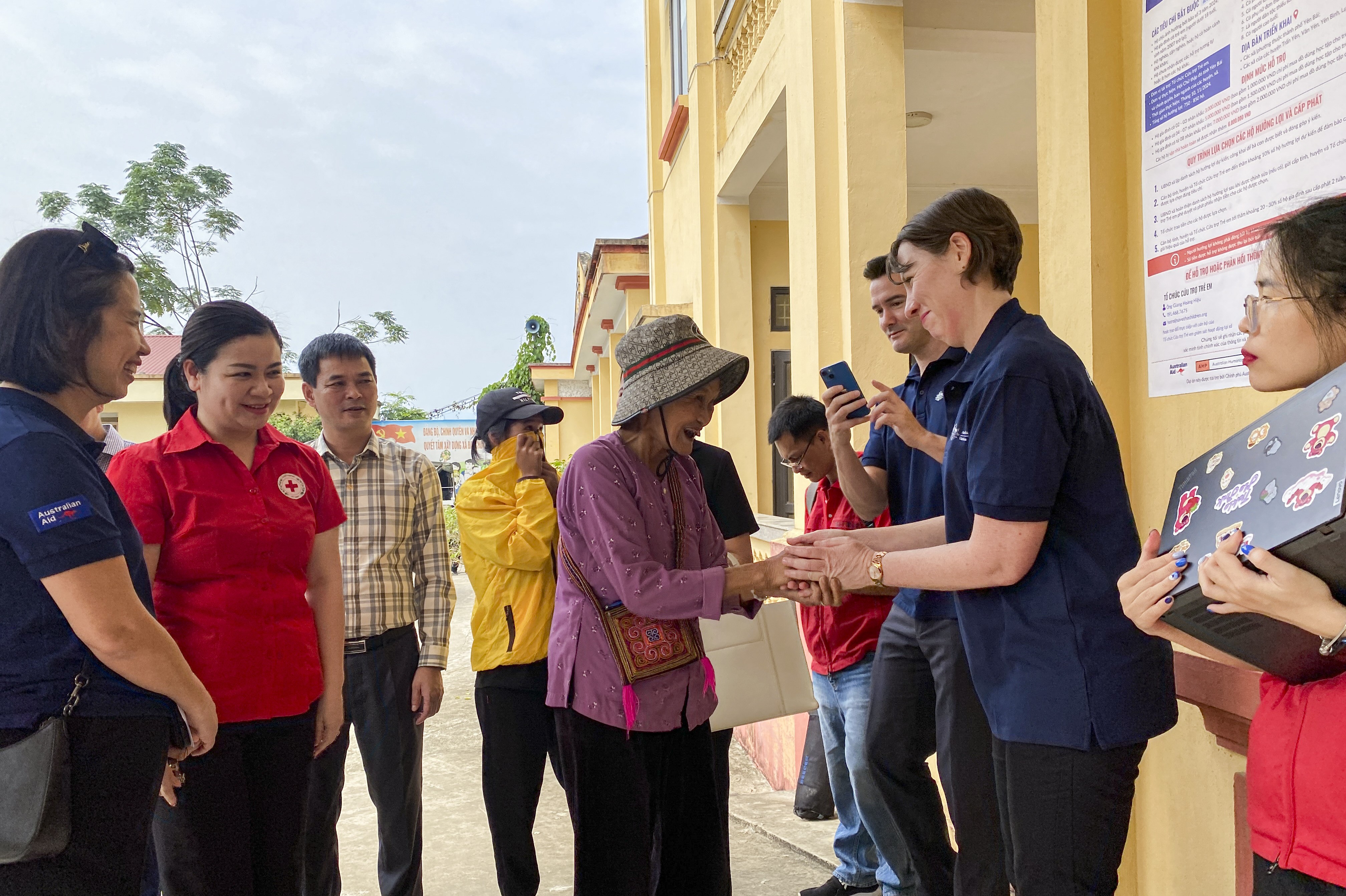 Ngày 5/11/2024, người dân xã Nga Quán, huyện Trấn Yên, tỉnh Yên Bái cảm ơn bà Renee DesChamps, Đại biện lâm thời Đại sứ quán Australia tại Việt Nam, đã phối hợp cùng Tổ chức Cứu trợ Trẻ em hỗ trợ sau bão. (Ảnh: Đinh Hòa)