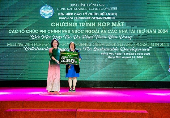 Phó Chủ tịch Liên hiệp các tổ chức hữu nghị tỉnh Vy Vũ Hồng Thảo tiếp nhận bảng tượng trưng tài trợ của tổ chức WWO/Hoa Kỳ
