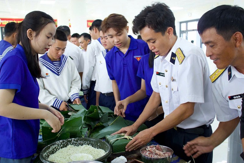 Hội thi gói bánh chưng được tổ chức tại Lữ đoàn 175.