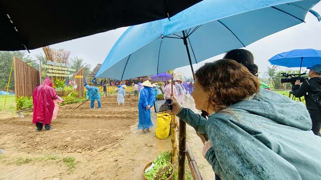 Du khách nước ngoài đội mưa tham gia lễ hội Cầu Bông tại Hội An