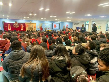 Giới thiệu Tết Việt đến các em học sinh tiểu học ở Anh