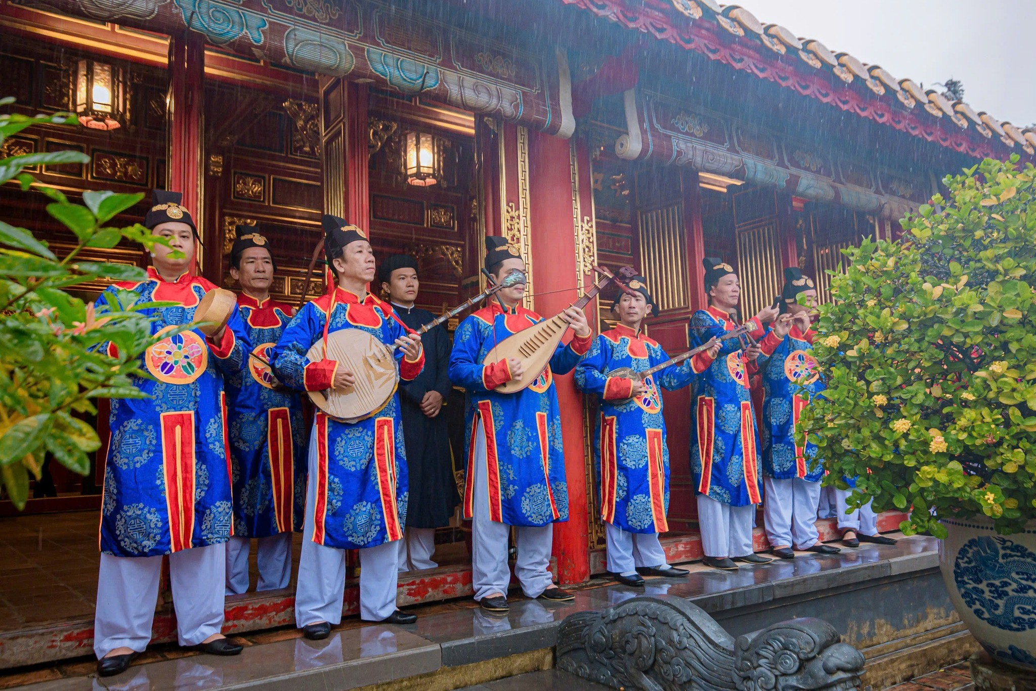 Theo lệ cũ, cứ vào ngày 23 tháng Chạp, cây nêu được dựng lên trước các cung điện, đền miếu như một dấu hiệu chào đón năm mới. Đến mùng 7 tháng Giêng, khi cây nêu được hạ xuống, triều đình và người dân bắt đầu trở lại nhịp sống thường ngày. (Ảnh: Trung tâm Bảo tồn di tích cố đô Huế) Theo lệ cũ, cứ vào ngày 23 tháng Chạp, cây nêu được dựng lên trước các cung điện, đền miếu như một dấu hiệu chào đón năm mới. Đến mùng 7 tháng Giêng, khi cây nêu được hạ xuống, triều đình và người dân bắt đầu trở lại nhịp sống thường ngày. (Ảnh: Trung tâm Bảo tồn di tích cố đô Huế)