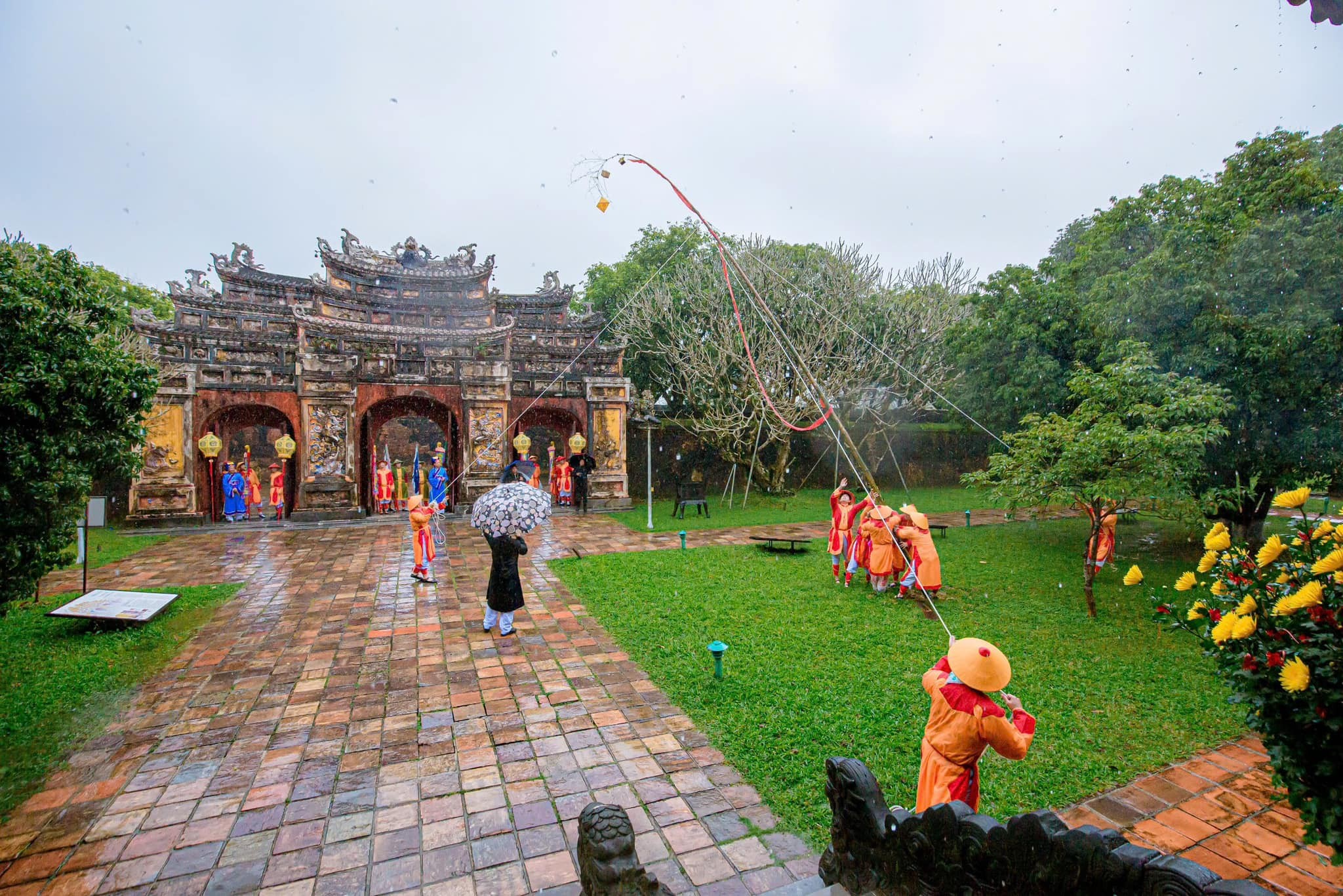 Theo nghi lễ xưa, cây nêu hạ xuống báo hiệu kỳ nghỉ tết kết thúc, triều đình bắt đầu lại công việc. (Ảnh: Trung tâm Bảo tồn di tích cố đô Huế) Theo nghi lễ xưa, cây nêu hạ xuống báo hiệu kỳ nghỉ tết kết thúc, triều đình bắt đầu lại công việc. (Ảnh: Trung tâm Bảo tồn di tích cố đô Huế)