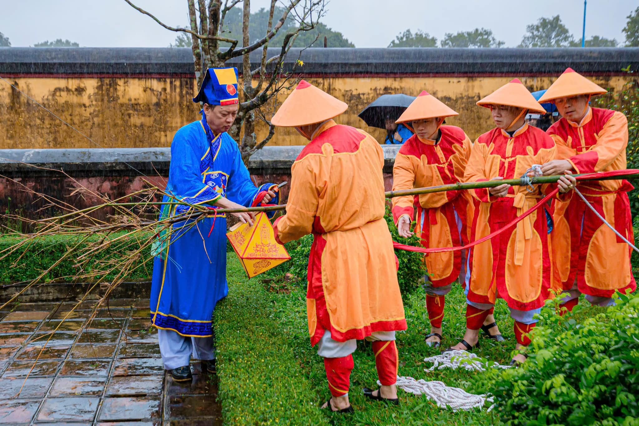 Cây nêu hạ xuống, kim ấn được lấy ra khỏi hộp. (Ảnh: Trung tâm Bảo tồn di tích cố đô Huế) Cây nêu hạ xuống, kim ấn được lấy ra khỏi hộp. (Ảnh: Trung tâm Bảo tồn di tích cố đô Huế)