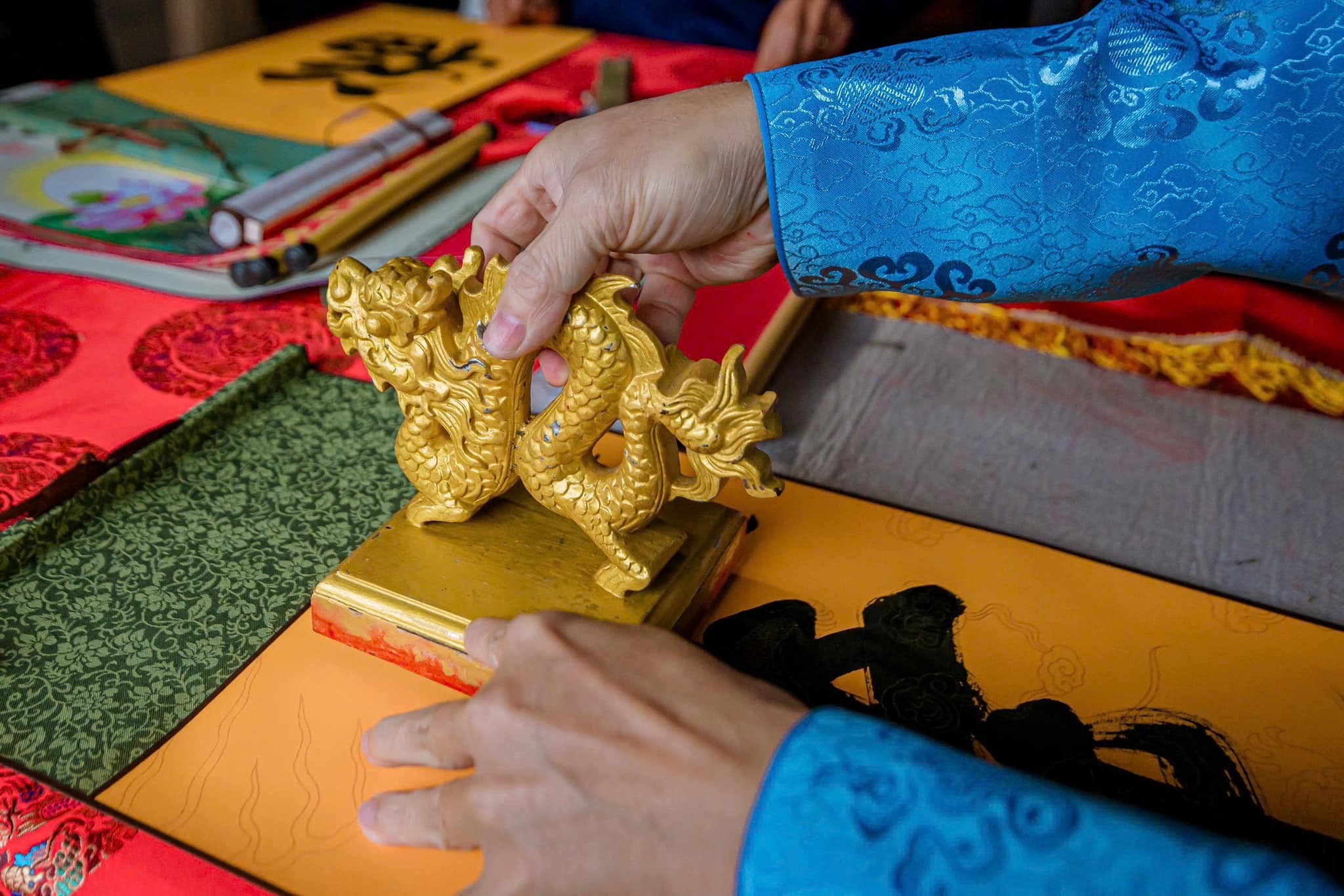 Khai ấn đầu năm không chỉ gợi nhắc về quá khứ vàng son của Hoàng cung Huế mà còn bồi đắp lòng tự hào dân tộc, giúp thế hệ hôm nay kết nối với cội nguồn. (Ảnh: Trung tâm Bảo tồn di tích cố đô Huế) Khai ấn đầu năm không chỉ gợi nhắc về quá khứ vàng son của Hoàng cung Huế mà còn bồi đắp lòng tự hào dân tộc, giúp thế hệ hôm nay kết nối với cội nguồn. (Ảnh: Trung tâm Bảo tồn di tích cố đô Huế)