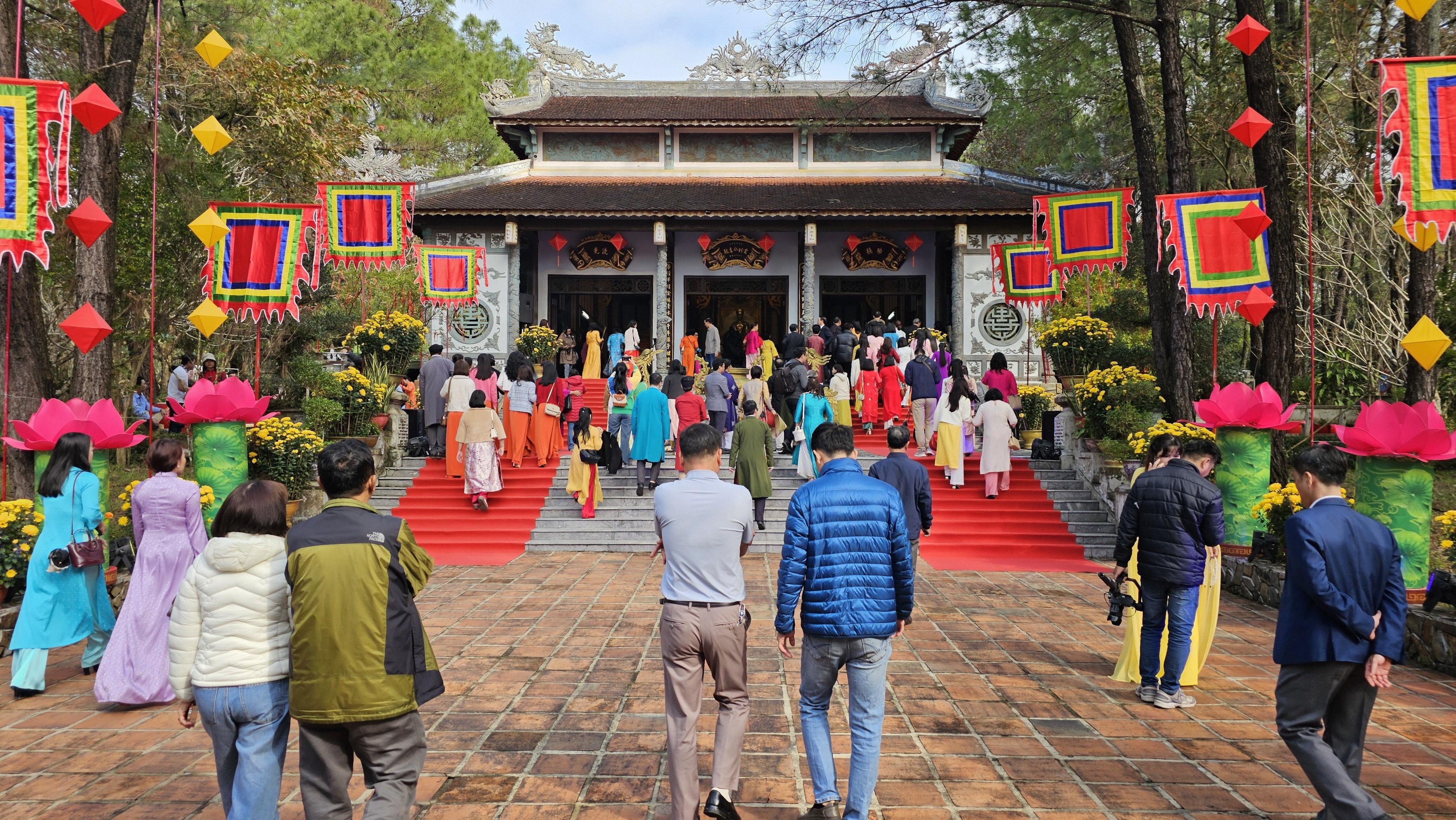 Khai hội đền Huyền Trân ở Huế