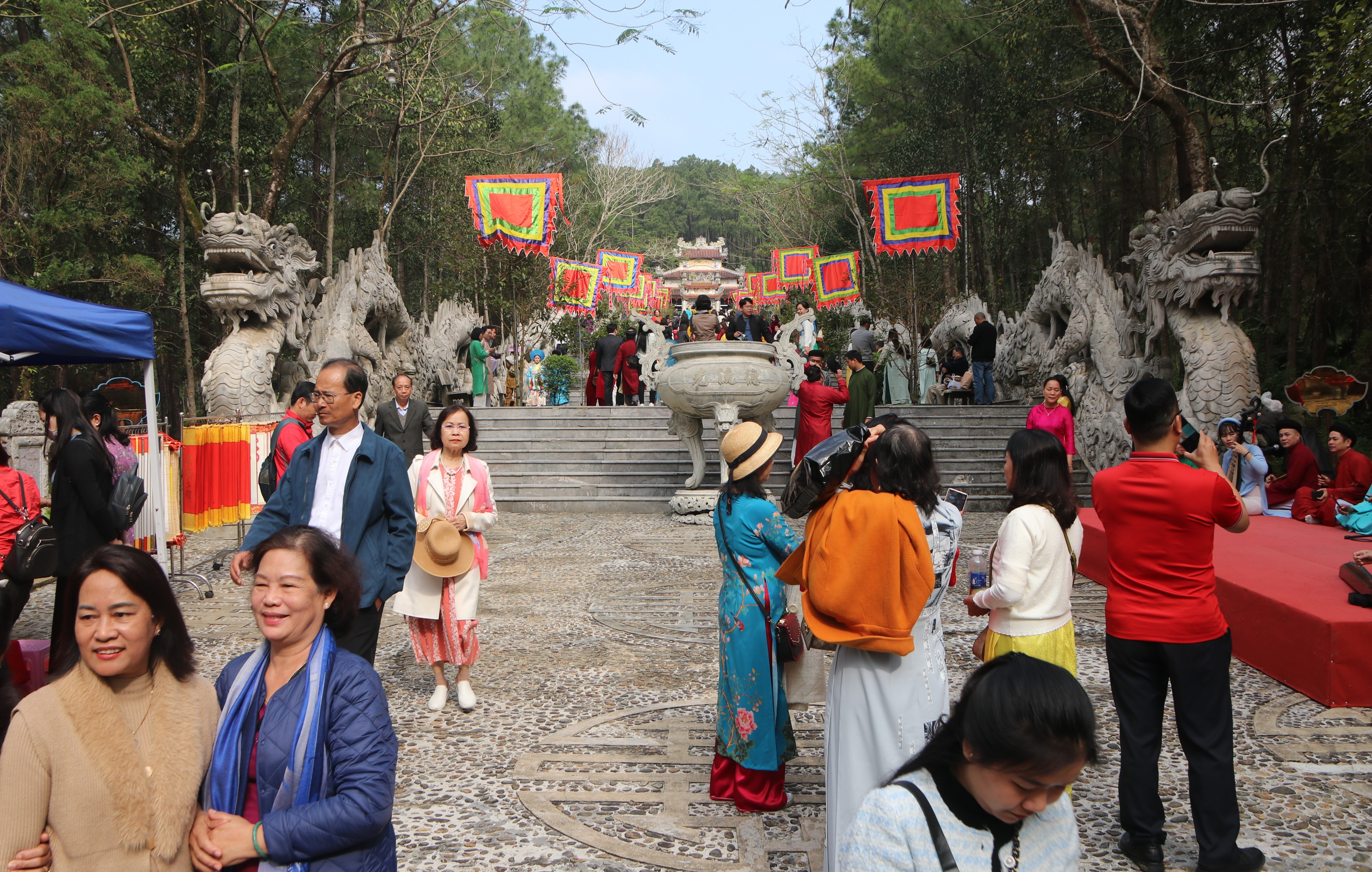 Trung tâm Văn hóa Huyền Trân, một địa chỉ văn hóa tâm linh ngày một trở nên rộn ràng trong sự nô nức của nhân dân và du khách thập phương về chiêm bái tổ tiên, tri ân những người đã có công mở mang bờ cõi và cầu nguyện những điều tốt lành của một năm mới. 