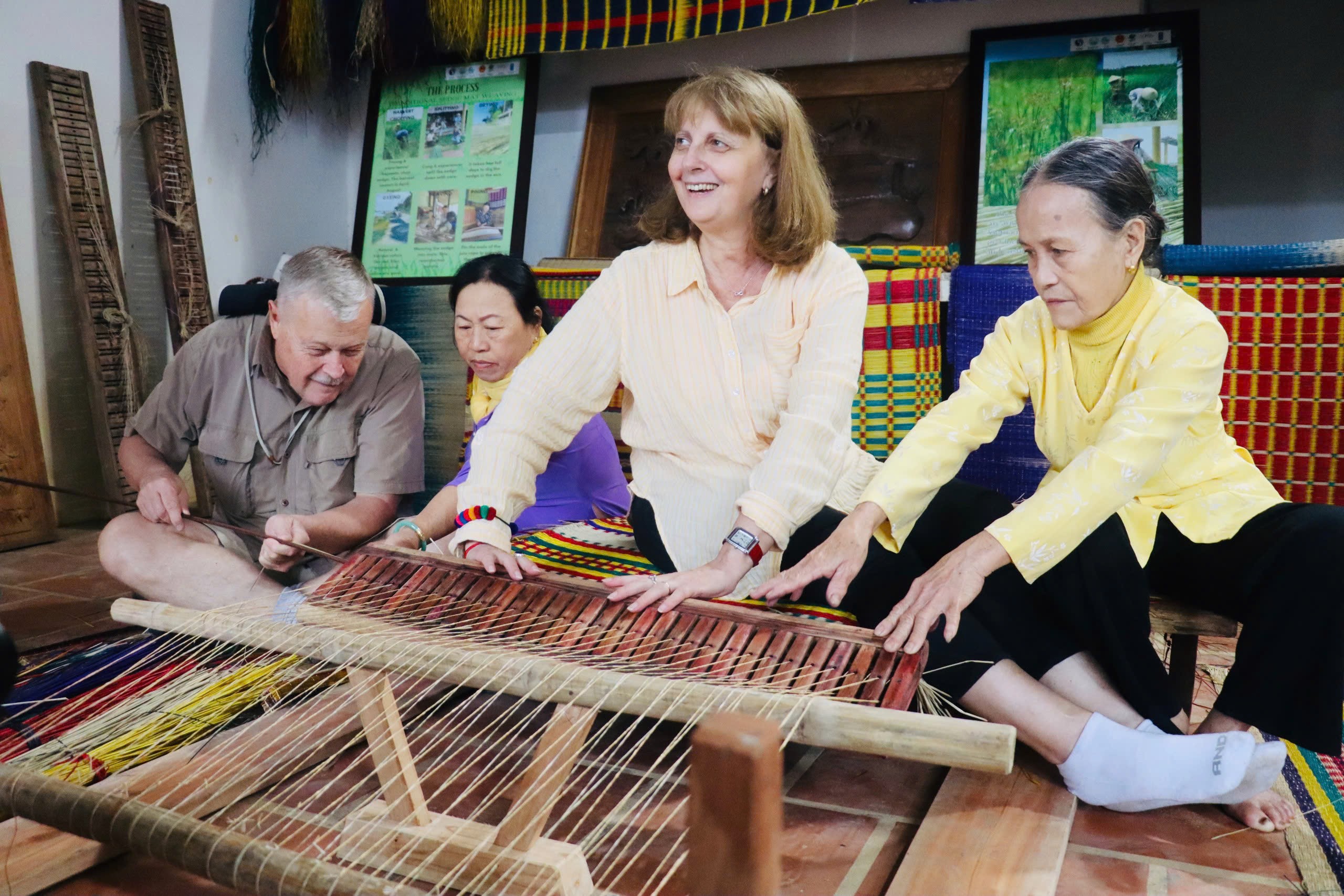 du khách quốc tế trải nghiệm nghề dệt chiếu truyền thống... du khách quốc tế trải nghiệm nghề dệt chiếu truyền thống...
