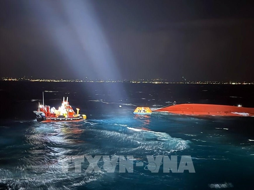 Lực lượng cứu hộ tìm kiếm nạn nhân trong vụ lật tàu ngoài khơi đảo Jeju, Hàn Quốc, ngày 12-2.