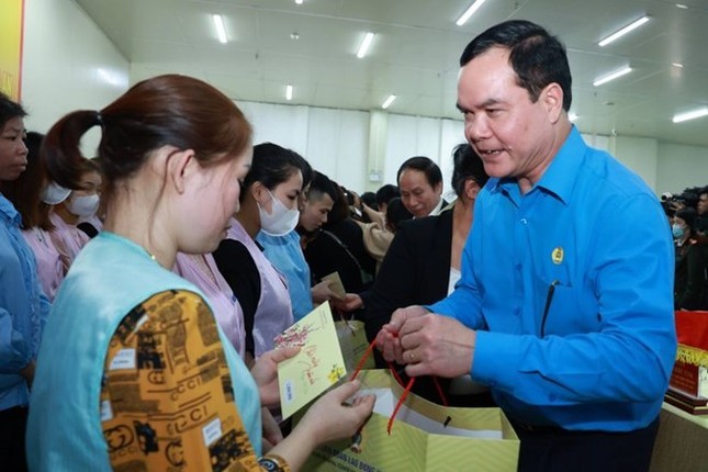 Chủ tịch Tổng LĐLĐ Việt Nam tặng quà cho người lao động (Ảnh: H.N).