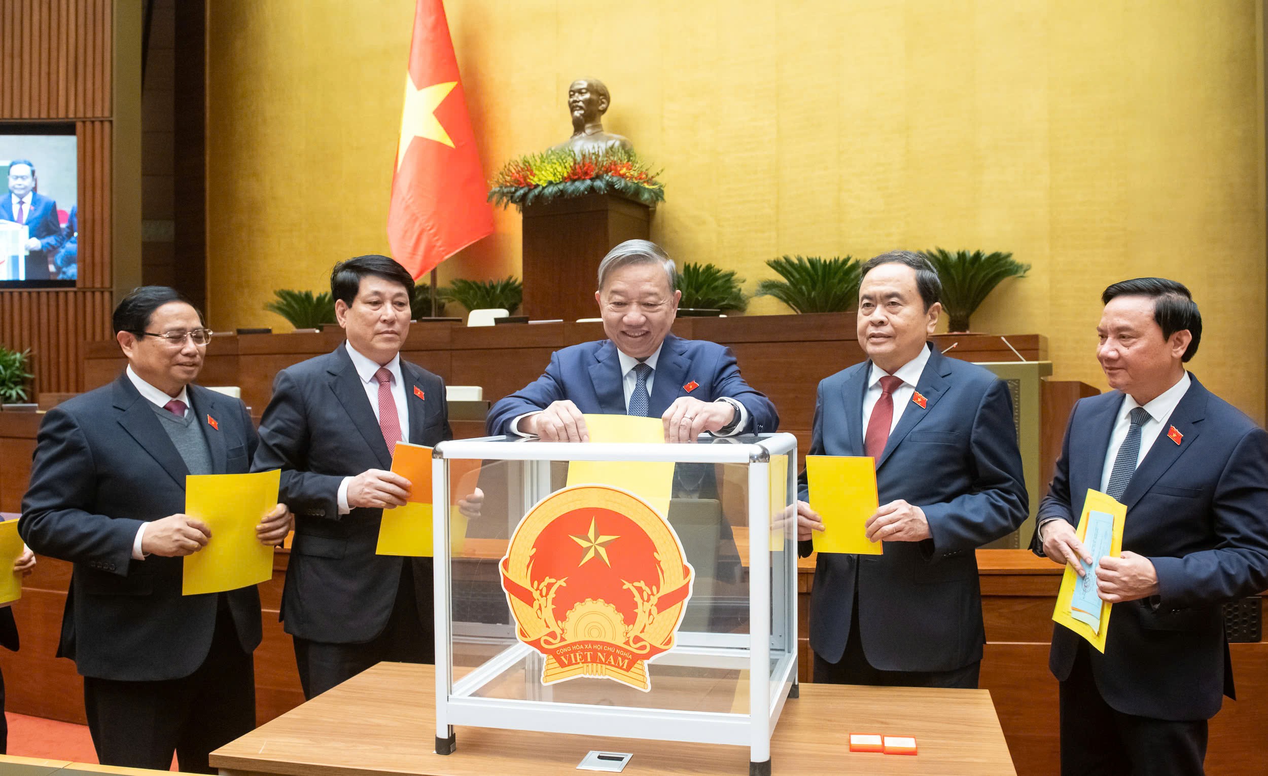 Tổng Bí thư Tô Lâm, Chủ tịch nước Lương Cường, Thủ tướng Phạm Minh Chính, Chủ tịch Quốc hội Trần Thanh Mẫn và đại biểu bỏ phiếu bầu Phó Chủ tịch Quốc hội và Ủy viên Ủy ban Thường vụ Quốc hội; Phê chuẩn đề nghị của Thủ tướng Chính phủ về việc bổ nhiệm các Phó Thủ tướng Chính phủ, Bộ trưởng và thành viên khác của Chính phủ nhiệm kỳ 2021-2026.