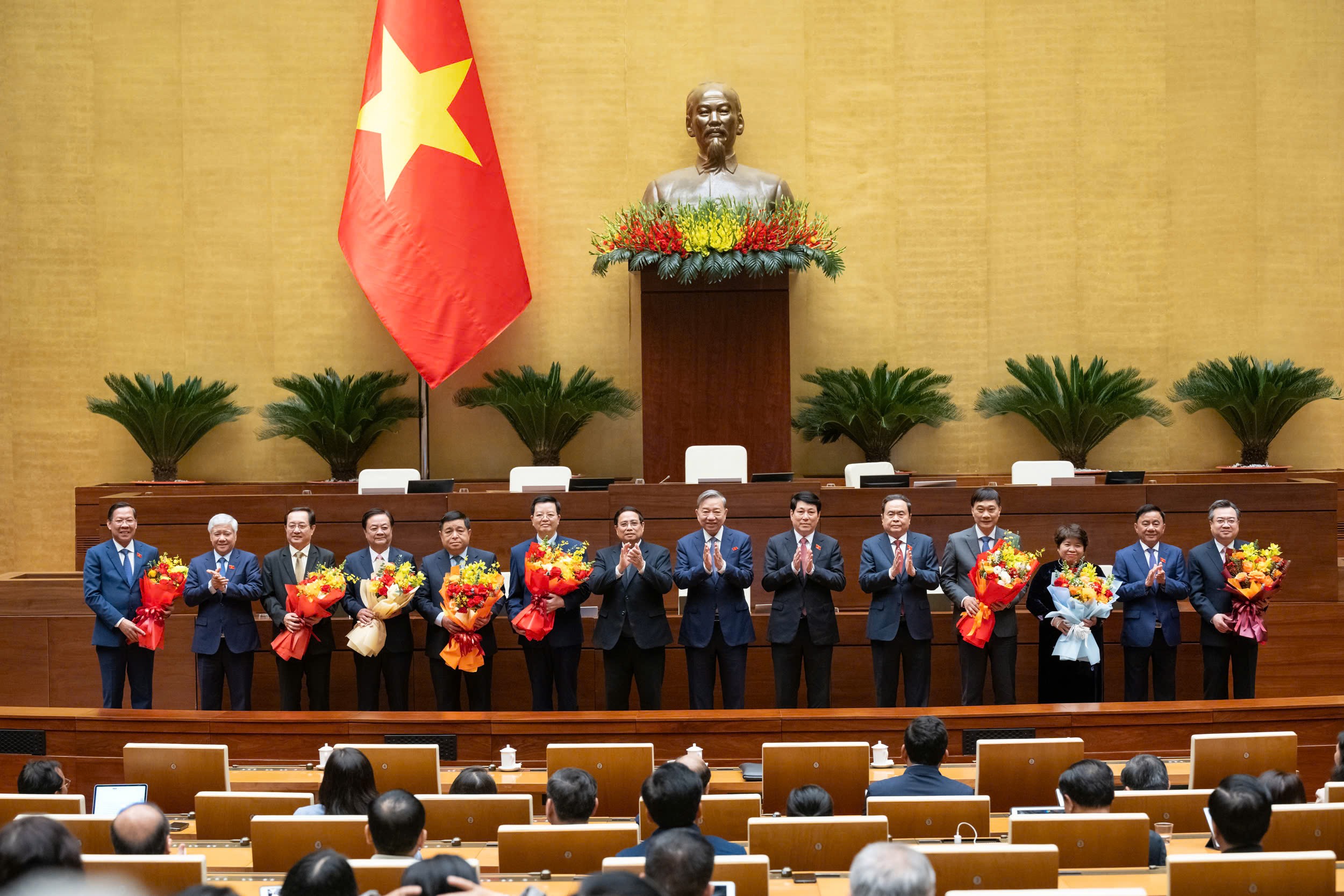 Lãnh đạo Đảng, Nhà nước tặng hoa chúc mừng các đồng chí được Quốc hội bầu và phê chuẩn