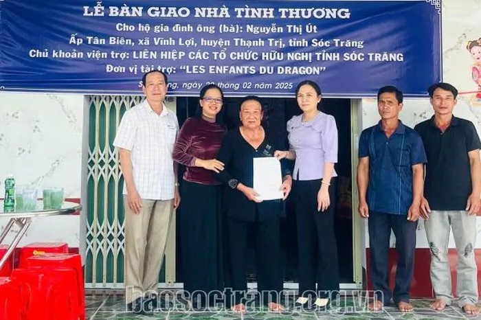 Liên hiệp các tổ chức hữu nghị tỉnh Sóc Trăng cùng chính quyền địa phương bàn giao nhà tình thương cho hộ bà Nguyễn Thị Út. (Ảnh: Báo Sóc Trăng)