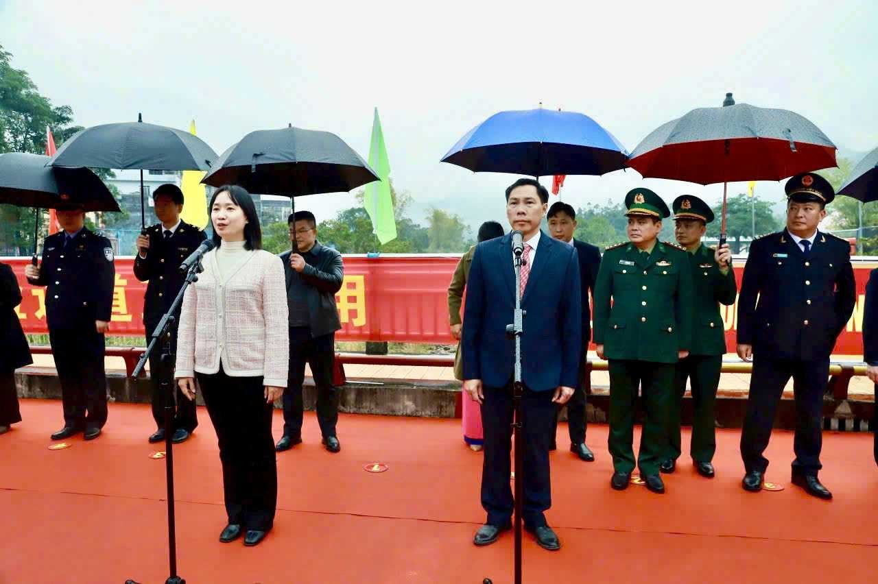 Les dirigeants du district de Binh Lieu et le gouvernement populaire de la région de Phong Thanh ont annoncé l'autorisation d'entrée et de sortie des touristes et des résidents frontaliers par la paire de postes-frontières Hoanh Mo (Vietnam) - Dong Trung (Chine).