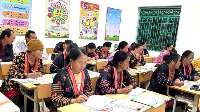 Xóa mù chữ - Tri thức mở lối thoát nghèo