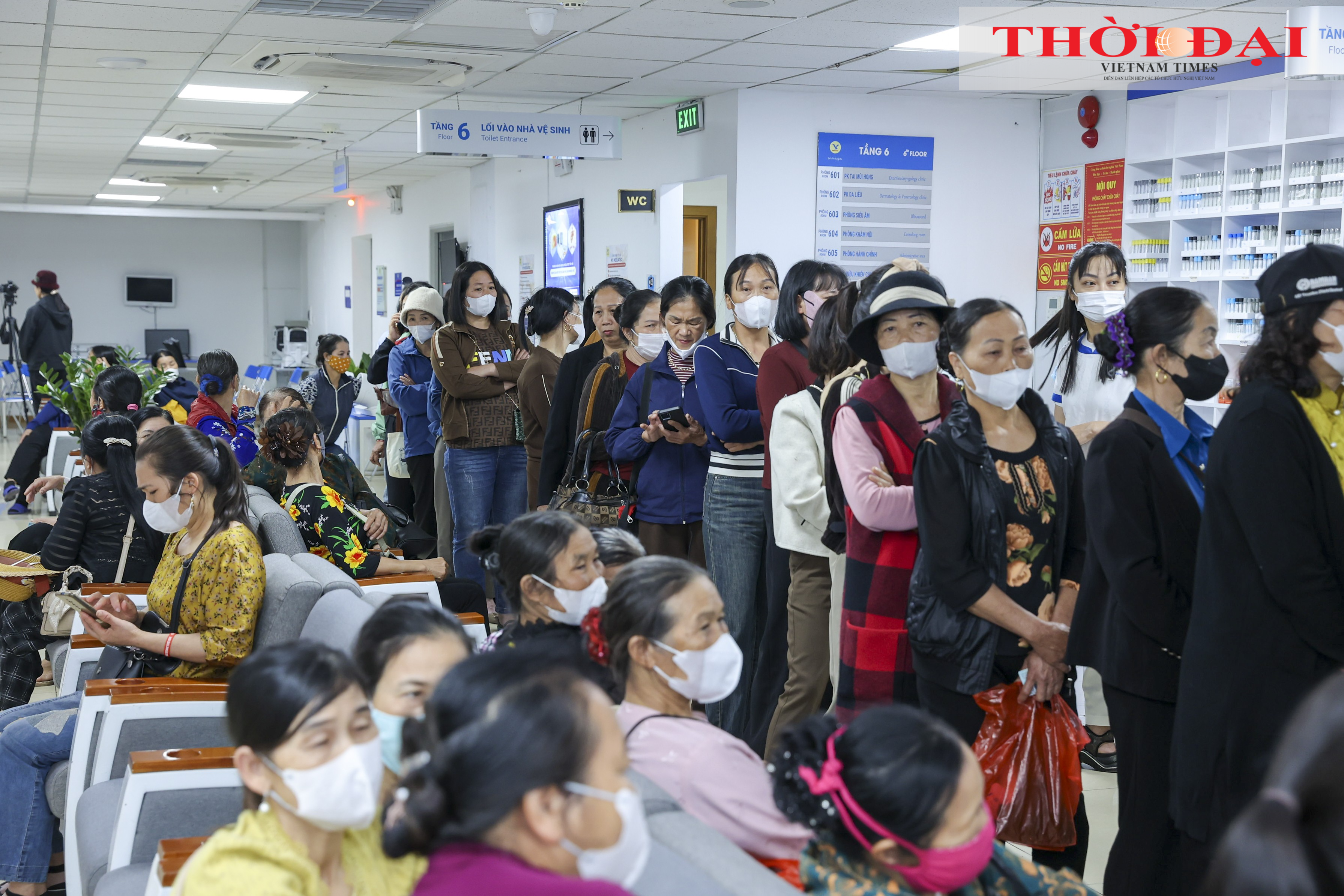 Từ sáng sớm, 100 phụ nữ khó khăn tài chính hoặc đau ốm thuộc huyện Sóc Sơn, Hà Nội đã có mặt tại phòng khám để khám sức khỏe toàn diện. (Ảnh: Đinh Hòa) Từ sáng sớm, 100 phụ nữ khó khăn tài chính hoặc đau ốm thuộc huyện Sóc Sơn, Hà Nội đã có mặt tại phòng khám để khám sức khỏe toàn diện. (Ảnh: Đinh Hòa)