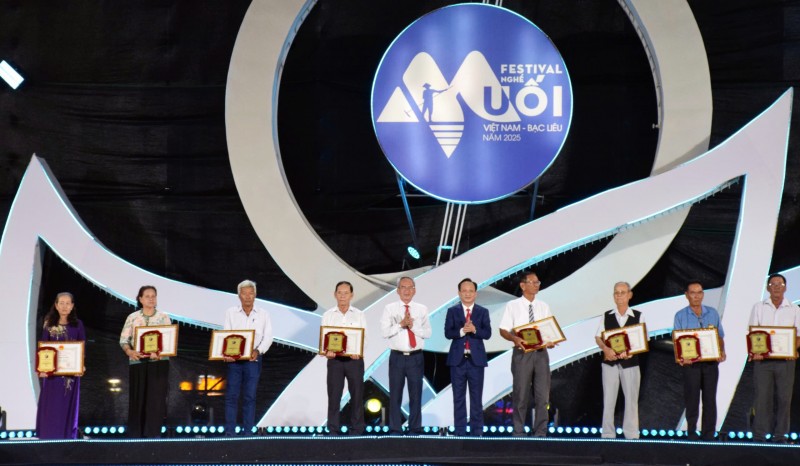 Lan tỏa “Hành trình 100 năm nghề muối - Đời người” tại Bạc Liêu