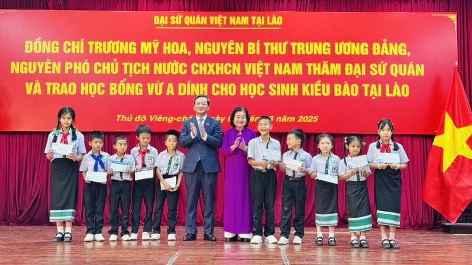 100 học sinh kiều bào tại Lào nhận học bổng Vừ A Dính