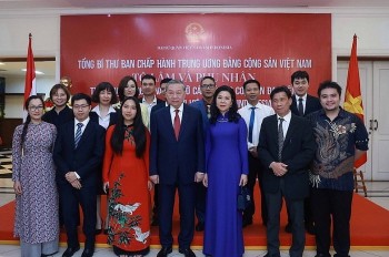 Tổng Bí thư Tô Lâm thăm Đại sứ quán, gặp gỡ cán bộ các cơ quan đại diện và cộng đồng người Việt Nam tại Indonesia