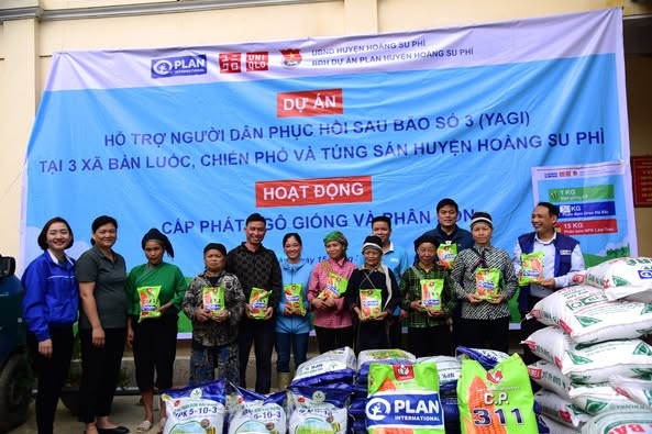 Hỗ trợ giống ngô và phân bón cho người dân Hà Giang
