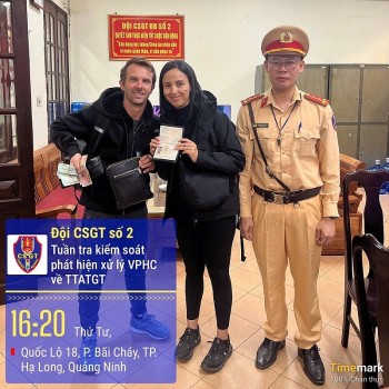 Cảnh sát giao thông Quảng Ninh trao trả tài sản thất lạc cho du khách Pháp