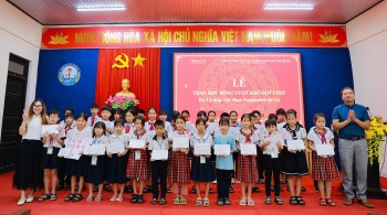 Zhi Shan tặng học bổng, sách chờ học sinh khó khăn của Huế