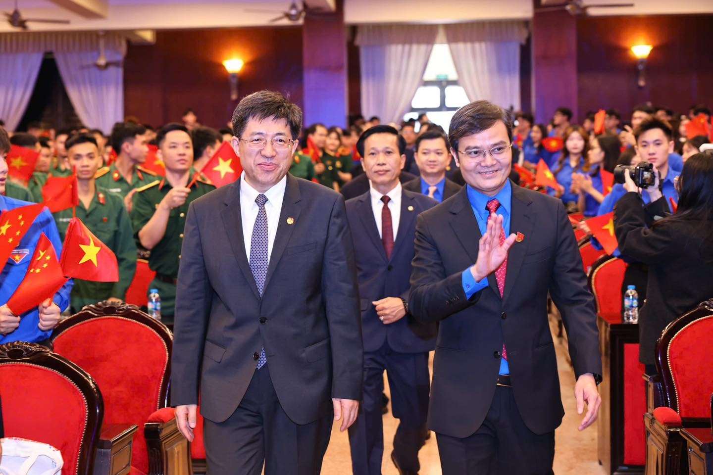 Bí thư thứ nhất Trung ương Đoàn TNCS Hồ Chí Minh Bùi Quang Huy và Bí thư thứ nhất Ban Bí thư Trung ương Đoàn TNCS Trung Quốc A Đông tham dự chương trình. (Ảnh: Hội Liên hiệp Thanh niên Việt Nam)