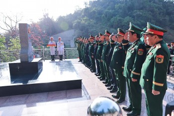 [Ảnh] Bộ trưởng Quốc phòng Phan Văn Giang tô son cột mốc biên giới Việt - Trung