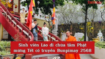 sinh vien lao di chua tam phat mung tet co truyen bunpimay