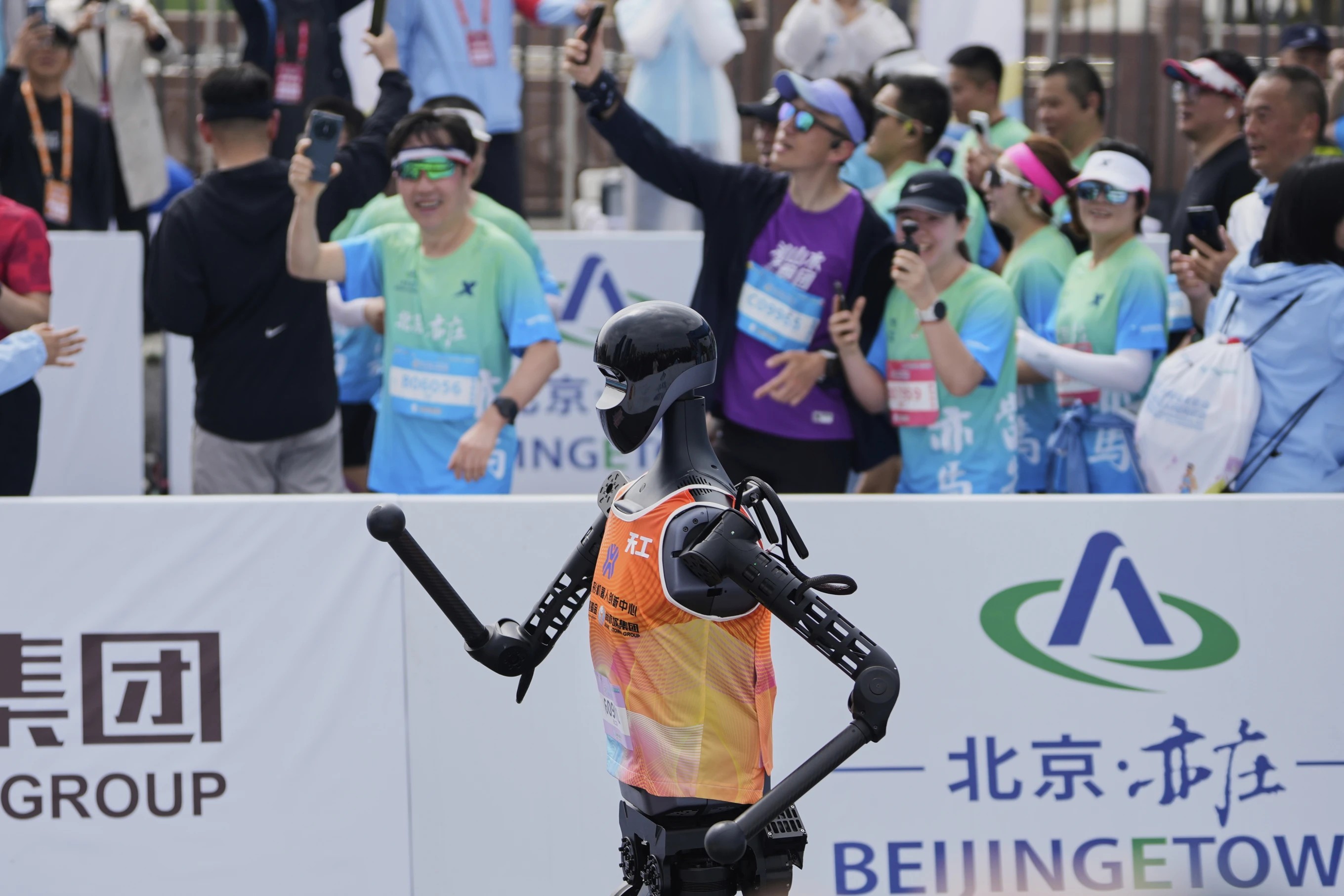 Robot Sky Project Ultra còn được gọi là Tien Kung Ultra đã giành chiến thắng trong cuộc thi chạy bán marathon được tổ chức tại Bắc Kinh (Trung Quốc) vào ngày 19/4/2025. (Ảnh AP)