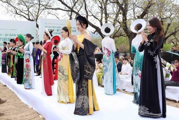 Áo dài Việt Nam rực rỡ tại Bắc Kinh
