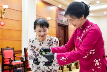 Phu nhân Tổng Bí thư và Phu nhân Thủ tướng Nhật trải nghiệm làm bánh cốm Hà Nội
