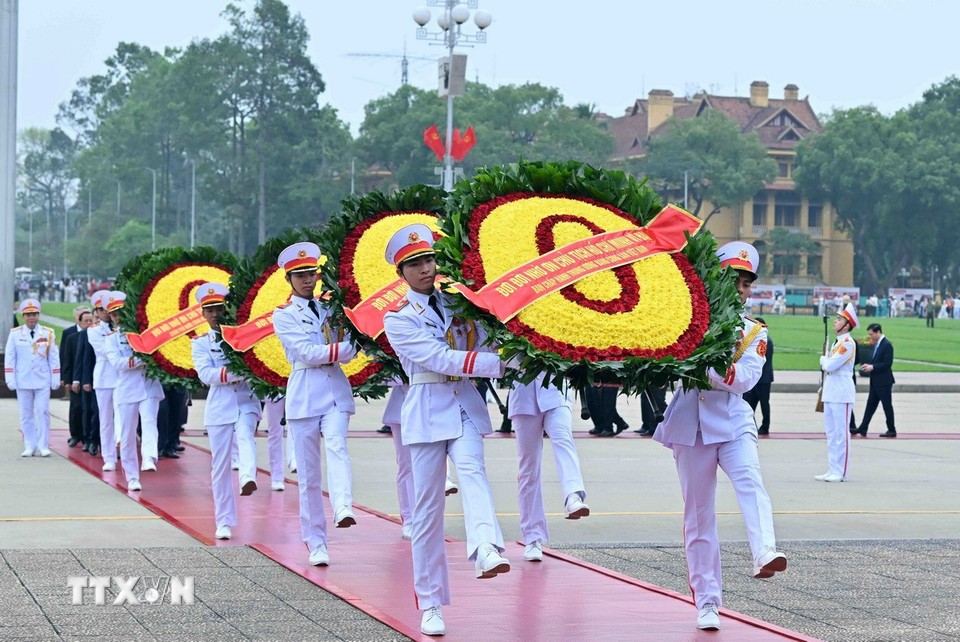 Lãnh đạo Đảng, Nhà nước vào Lăng viếng Chủ tịch Hồ Chí Minh, tưởng niệm các Anh hùng liệt sỹ Lãnh đạo Đảng, Nhà nước vào Lăng viếng Chủ tịch Hồ Chí Minh, tưởng niệm các Anh hùng liệt sỹ