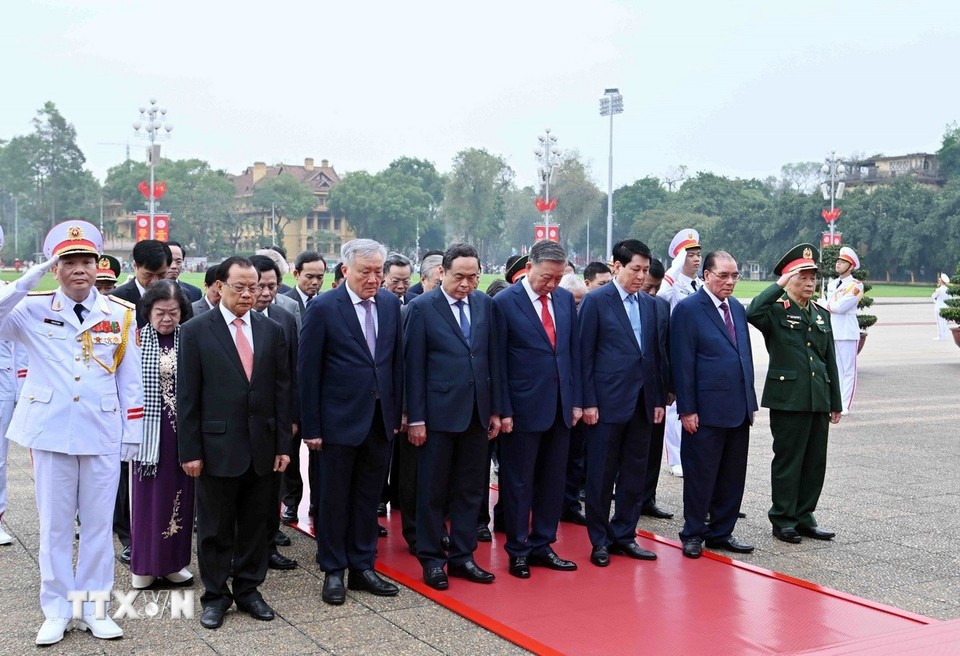 Lãnh đạo Đảng, Nhà nước vào Lăng viếng Chủ tịch Hồ Chí Minh, tưởng niệm các Anh hùng liệt sỹ Lãnh đạo Đảng, Nhà nước vào Lăng viếng Chủ tịch Hồ Chí Minh, tưởng niệm các Anh hùng liệt sỹ