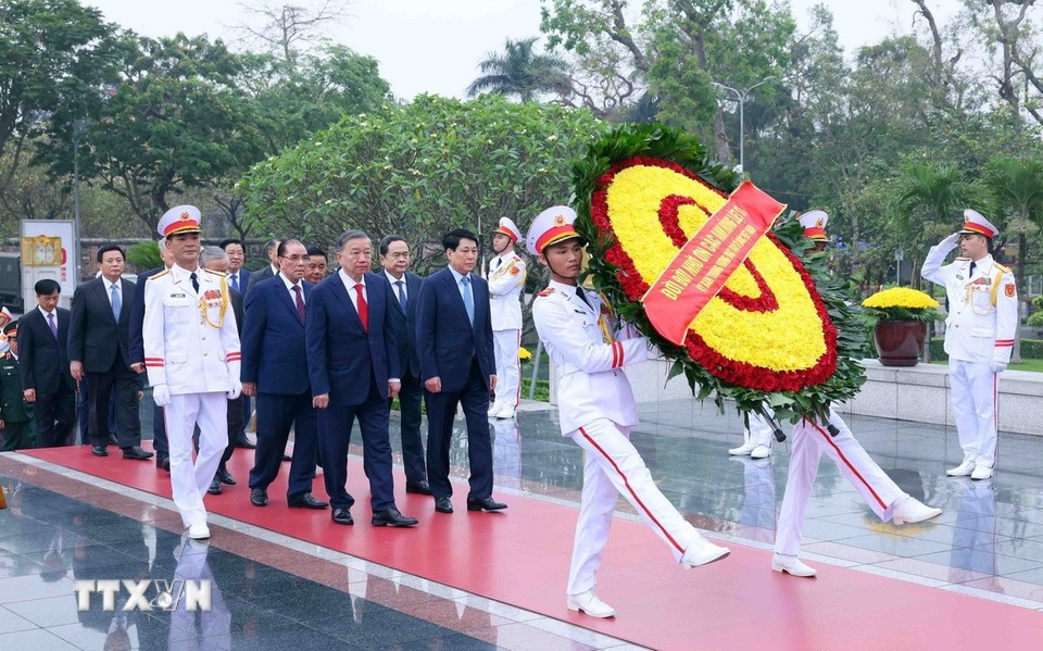 Lãnh đạo Đảng, Nhà nước vào Lăng viếng Chủ tịch Hồ Chí Minh, tưởng niệm các Anh hùng liệt sỹ Lãnh đạo Đảng, Nhà nước vào Lăng viếng Chủ tịch Hồ Chí Minh, tưởng niệm các Anh hùng liệt sỹ