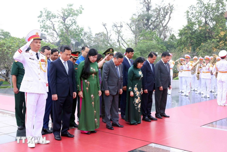 Lãnh đạo Đảng, Nhà nước vào Lăng viếng Chủ tịch Hồ Chí Minh, tưởng niệm các Anh hùng liệt sỹ Lãnh đạo Đảng, Nhà nước vào Lăng viếng Chủ tịch Hồ Chí Minh, tưởng niệm các Anh hùng liệt sỹ