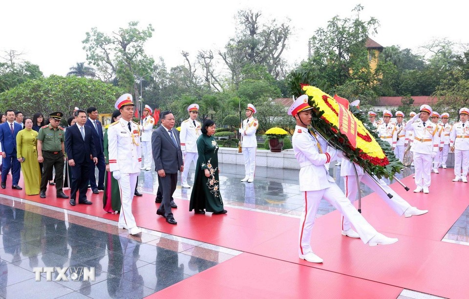 Lãnh đạo Đảng, Nhà nước vào Lăng viếng Chủ tịch Hồ Chí Minh, tưởng niệm các Anh hùng liệt sỹ Lãnh đạo Đảng, Nhà nước vào Lăng viếng Chủ tịch Hồ Chí Minh, tưởng niệm các Anh hùng liệt sỹ