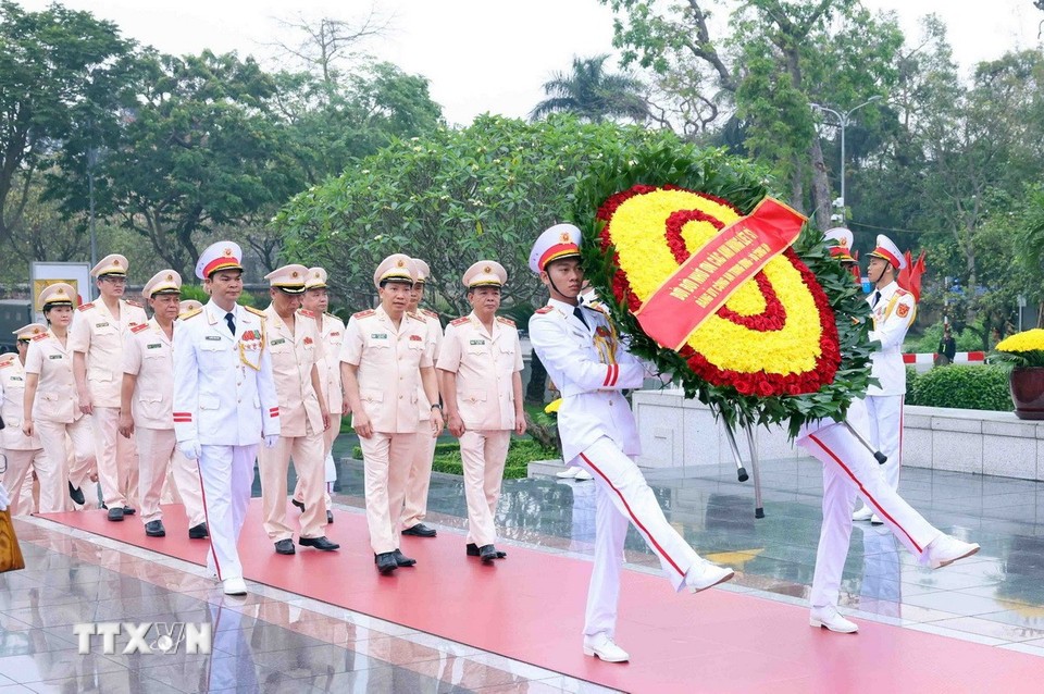 Lãnh đạo Đảng, Nhà nước vào Lăng viếng Chủ tịch Hồ Chí Minh, tưởng niệm các Anh hùng liệt sỹ Lãnh đạo Đảng, Nhà nước vào Lăng viếng Chủ tịch Hồ Chí Minh, tưởng niệm các Anh hùng liệt sỹ