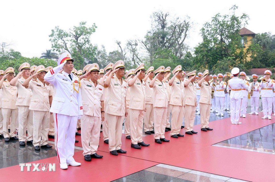 Lãnh đạo Đảng, Nhà nước vào Lăng viếng Chủ tịch Hồ Chí Minh, tưởng niệm các Anh hùng liệt sỹ Lãnh đạo Đảng, Nhà nước vào Lăng viếng Chủ tịch Hồ Chí Minh, tưởng niệm các Anh hùng liệt sỹ