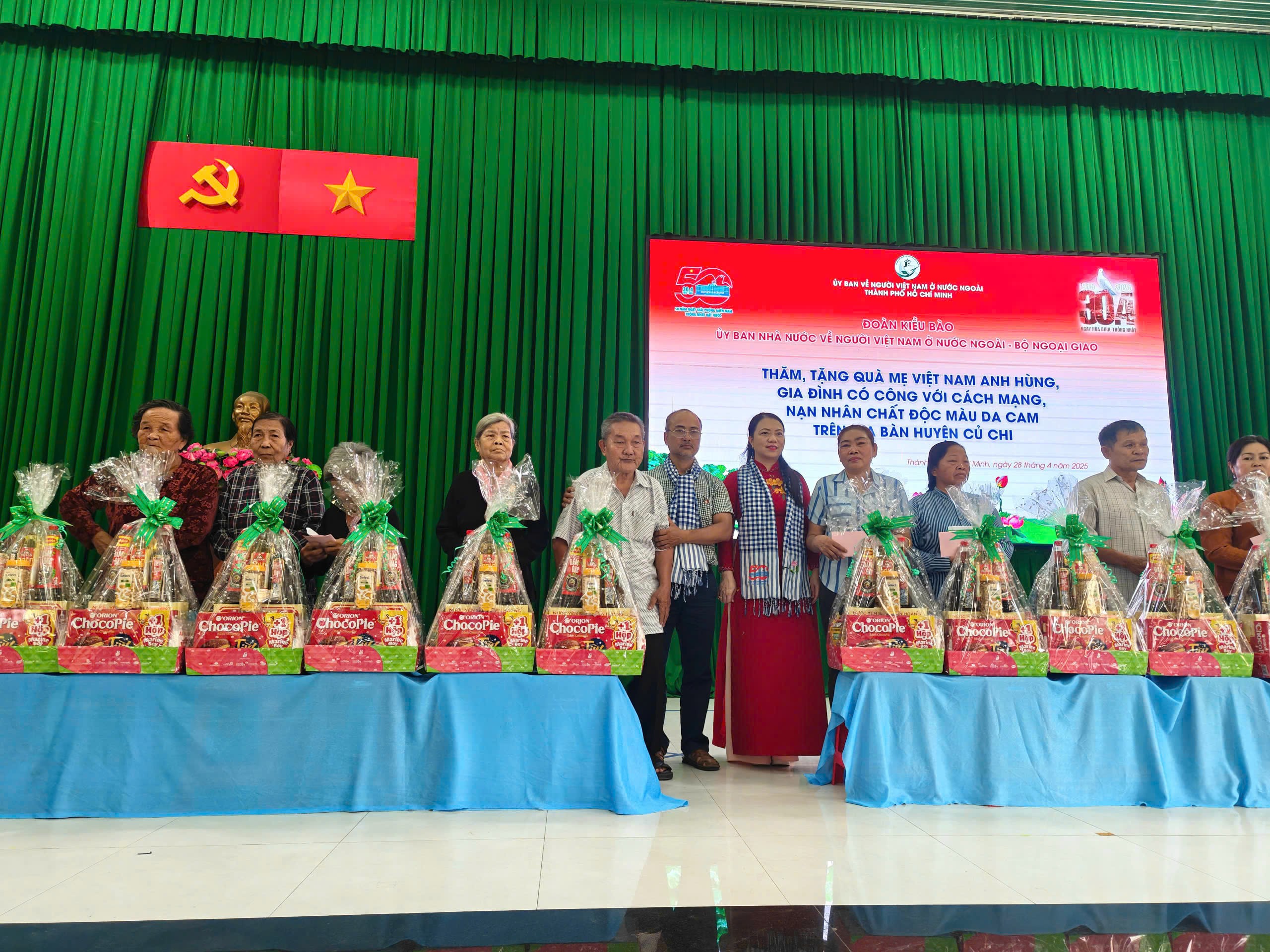 Kiều bào thăm và tặng quà tri ân tại huyện Củ Chi (TP.HCM)