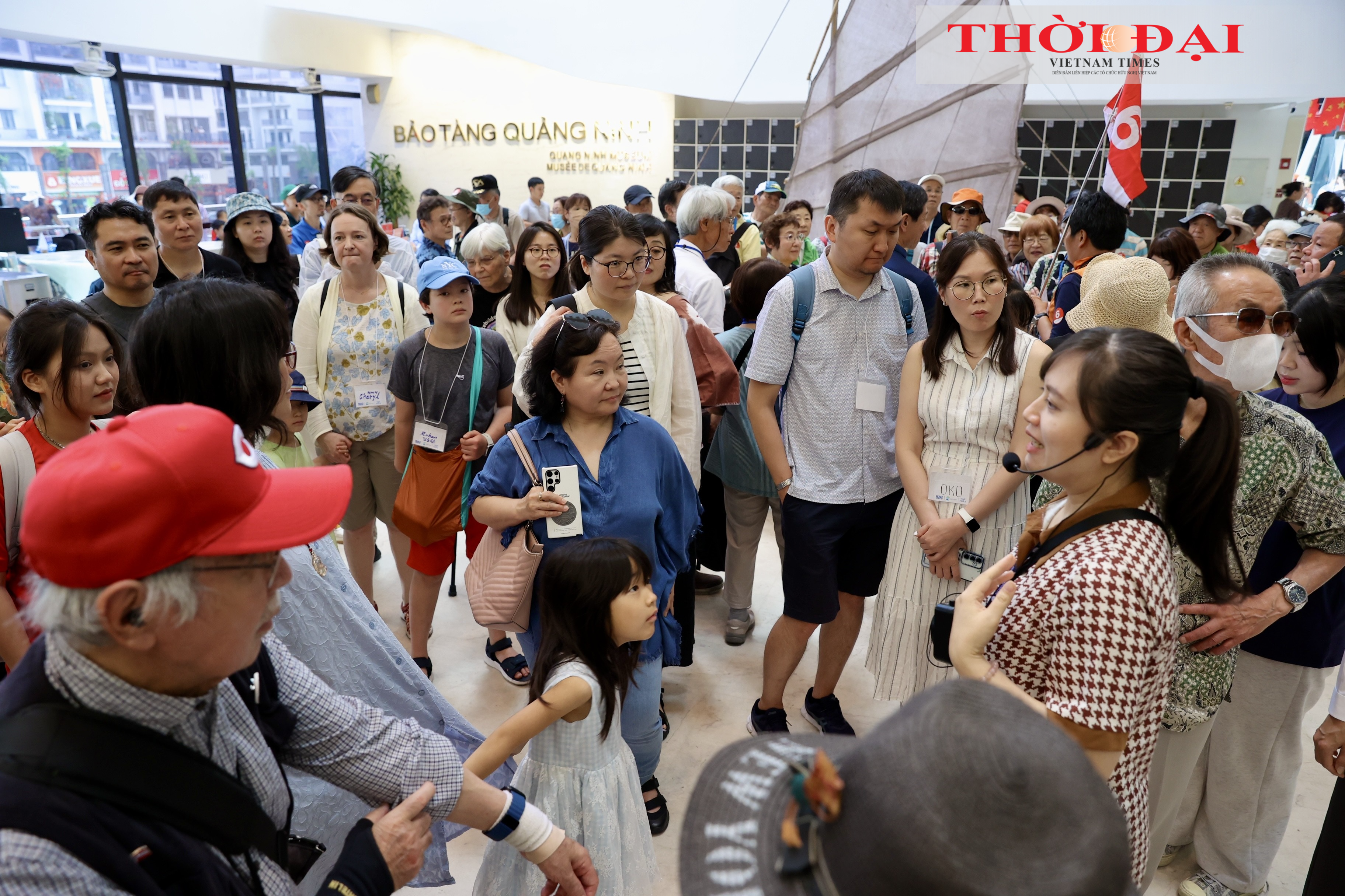 Các thành viên Tàu Hòa bình chăm chú lắng nghe phần thuyết minh tại Bảo tàng Quảng Ninh, nơi trưng bày hàng nghìn hiện vật quý phản ánh tiến trình hình thành địa chất, đời sống sinh học, lịch sử đấu tranh cách mạng và văn hóa đa dạng của vùng đất mỏ. (Ảnh: Đinh Hòa) Các thành viên Tàu Hòa bình chăm chú lắng nghe phần thuyết minh tại Bảo tàng Quảng Ninh, nơi trưng bày hàng nghìn hiện vật quý phản ánh tiến trình hình thành địa chất, đời sống sinh học, lịch sử đấu tranh cách mạng và văn hóa đa dạng của vùng đất mỏ. (Ảnh
