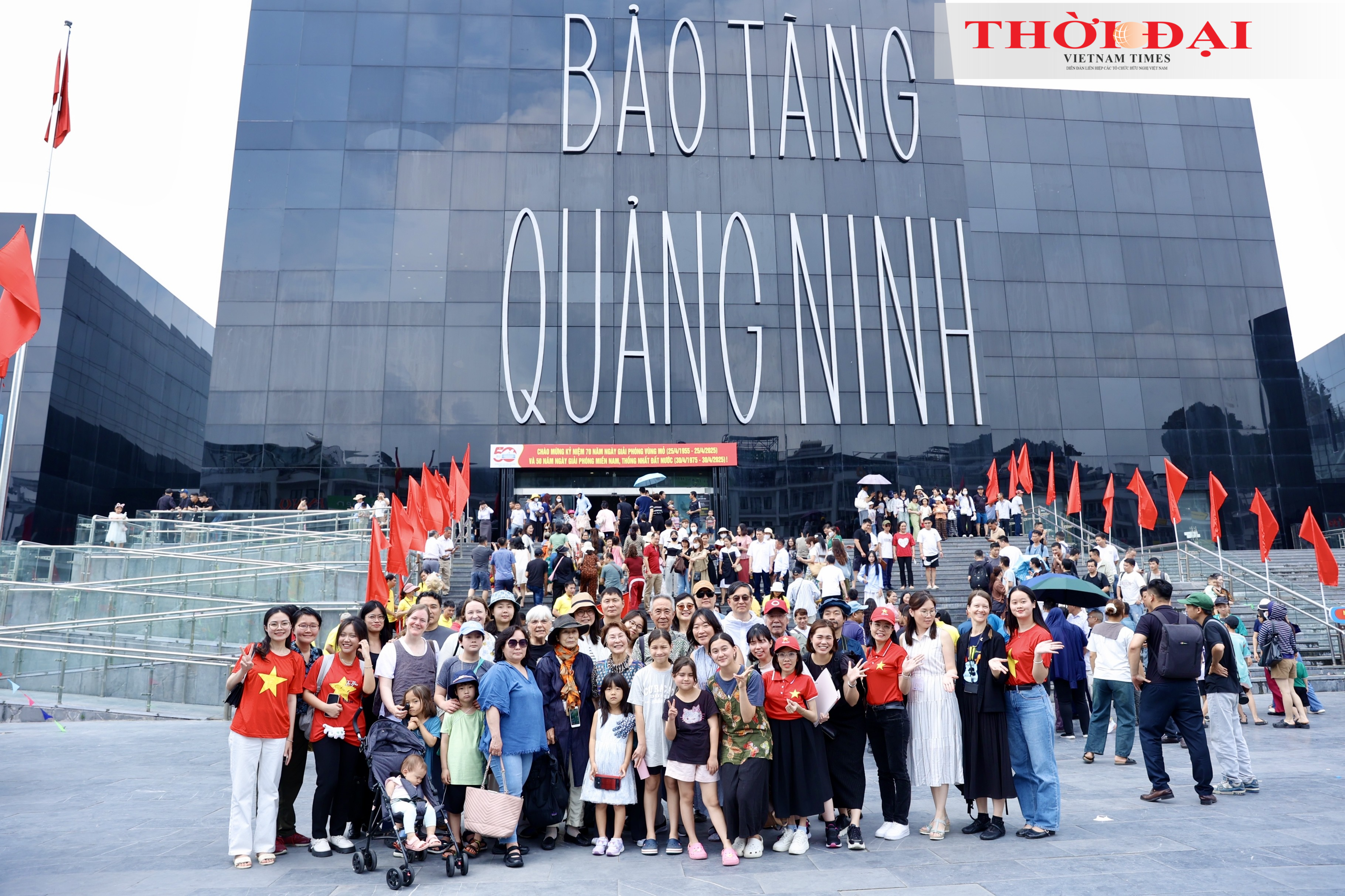 Du khách quốc tế trên Tàu Hòa bình tham quan Bảo tàng Quảng Ninh, công trình kiến trúc biểu tượng nằm bên bờ Vịnh Hạ Long, được thiết kế bởi kiến trúc sư người Tây Ban Nha Salvador Pérez Arroyo. (Ảnh: Đinh Hòa) Du khách quốc tế trên Tàu Hòa bình tham quan Bảo tàng Quảng Ninh, công trình kiến trúc biểu tượng nằm bên bờ Vịnh Hạ Long, được thiết kế bởi kiến trúc sư người Tây Ban Nha Salvador Pérez Arroyo. (Ảnh: Đinh Hòa)