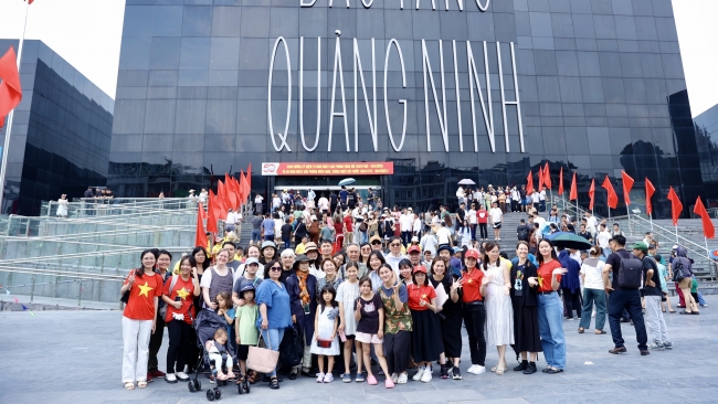 [Ảnh] Đại biểu Tàu Hòa bình khám phá di sản văn hóa và sắc màu Quảng Ninh