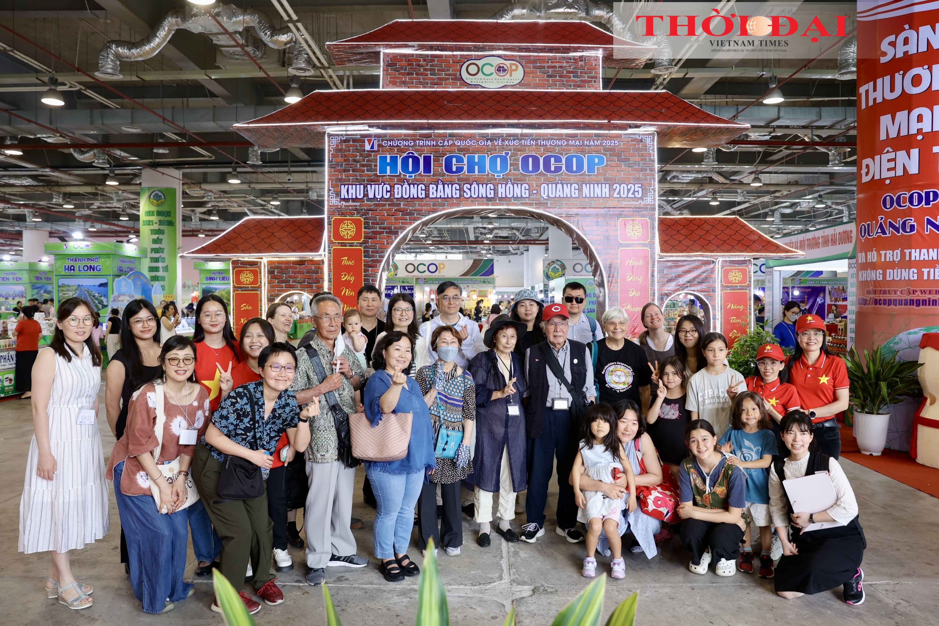 Các đại biểu Tàu Hòa bình tham quan Hội chợ OCOP khu vực Đồng bằng sông Hồng - Quảng Ninh 2025. Hội chợ quy tụ trên 250 gian hàng, giới thiệu các sản phẩm nông nghiệp, sản phẩm OCOP tiêu biểu từ Quảng Ninh và nhiều tỉnh, thành trong nước, cùng các gian hàng quốc tế, mở ra cơ hội kết nối thị trường và giao lưu văn hóa. (Ảnh: Đinh Hòa) Các đại biểu Tàu Hòa bình tham quan Hội chợ OCOP khu vực Đồng bằng sông Hồng - Quảng Ninh 2025. Hội chợ quy tụ trên 250 gian hàng, giới thiệu các sản phẩm nông nghiệp, sản phẩm OCOP tiêu biểu từ Quảng Ninh và nhiều tỉnh, thành trong nước, cùng các gian hà