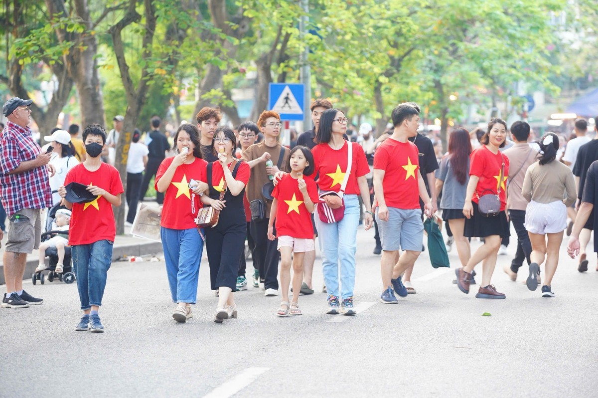 Thời tiết hôm nay (1/5): Bắc Bộ mưa dông, Nam Bộ nắng nóng kéo dài